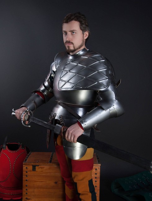 Full arm protection with pauldron, a part of the jousting knight armor, XVI century Armure de plaques