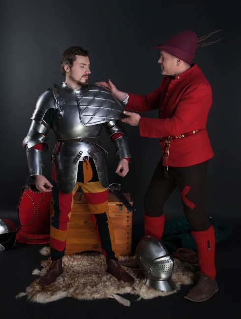 Full arm protection with pauldron, a part of the jousting knight armor, XVI century Armure de plaques