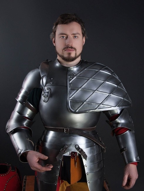 Full arm protection with pauldron, a part of the jousting knight armor, XVI century Plattenrüstungen