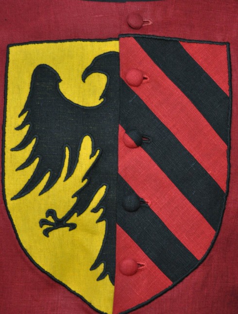 RED TABARD WITH A HALF BLACK EAGLE ON A YELLOW SHIELD ANR RED-BLACK DIAGONAL STRIPES Anciennes catégories