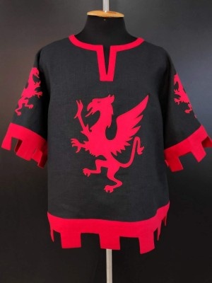 Black and red knight tabard with griffins and crossbow Tabardo