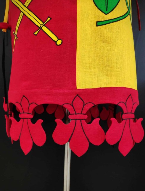 QUARTER COLORED TABARD WITH FIVE HERALDIC SYMBOLS Cuerpo