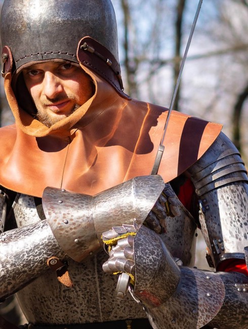 KNIGHT’S BLACKENED PLATE GLOVES, XIV-XV CENTURY Muffole e guantoni con dita ricoperte i metallo