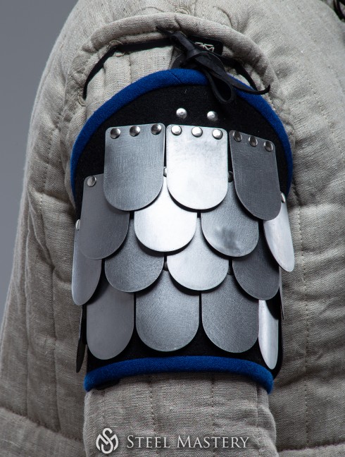 Scale spaulders, part of steel scale armor Guantoni e muffole