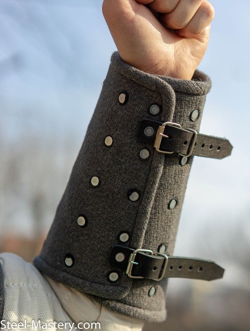 WOOLEN BRACERS Armadura brigandina
