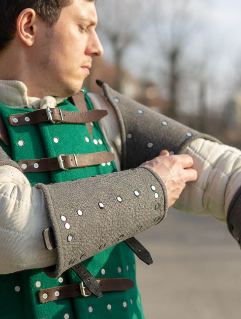 WOOLEN BRACERS Armadura brigandina