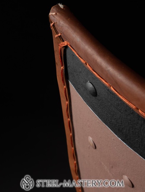 Medieval shield with leather edge Scudi