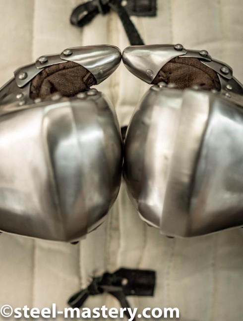 BATTLE PLATE GAUNTLETS Metal fingered and mitten gauntlets