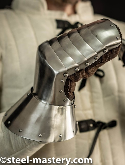 BATTLE PLATE GAUNTLETS Metal fingered and mitten gauntlets