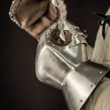BATTLE PLATE GAUNTLETS image-1