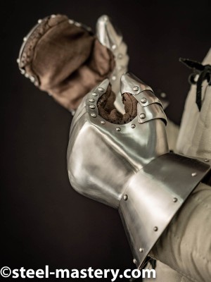 BATTLE PLATE GAUNTLETS Metal fingered and mitten gauntlets