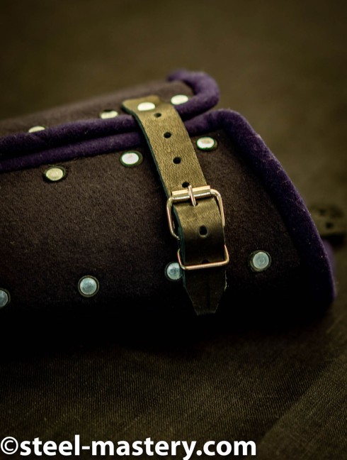 DARK PURPLE WOOLEN MEDIEVAL BRACERS  Armadura brigandina