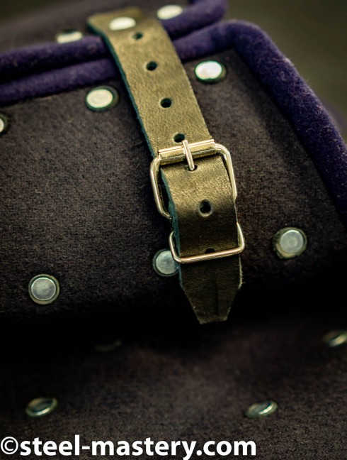 DARK PURPLE WOOLEN MEDIEVAL BRACERS  Armadura brigandina