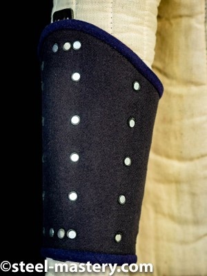 DARK PURPLE WOOLEN MEDIEVAL BRACERS  Armures de brigandines