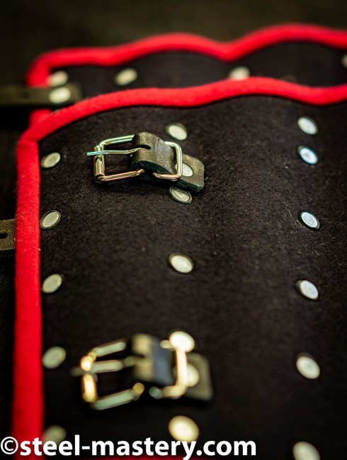  WOOLEN MEDIEVAL BRACER WITH BRIGHT RED ENGING Listo para enviar