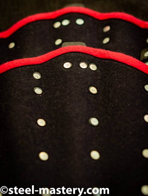  WOOLEN MEDIEVAL BRACER WITH BRIGHT RED ENGING Listo para enviar