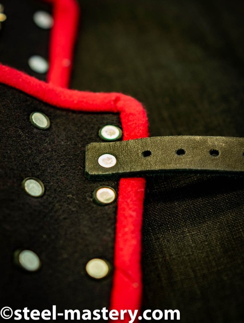  WOOLEN MEDIEVAL BRACER WITH BRIGHT RED ENGING Listo para enviar