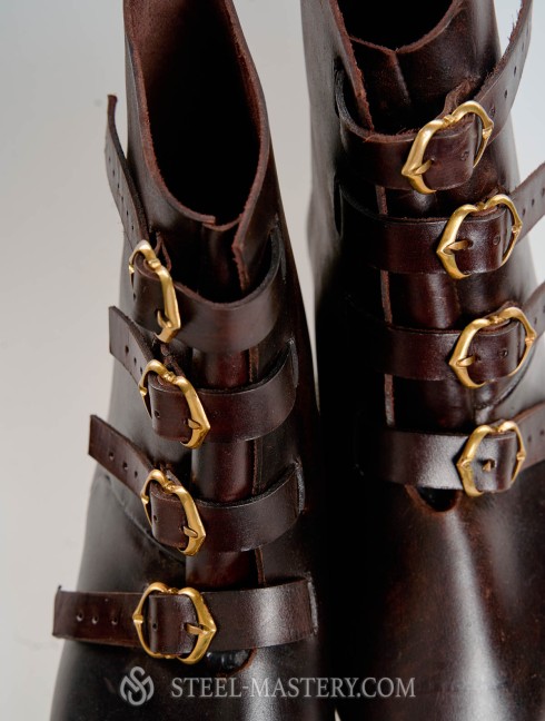 High boots with buckles, 15th century Piede