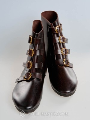 High boots with buckles, 15th century Füße