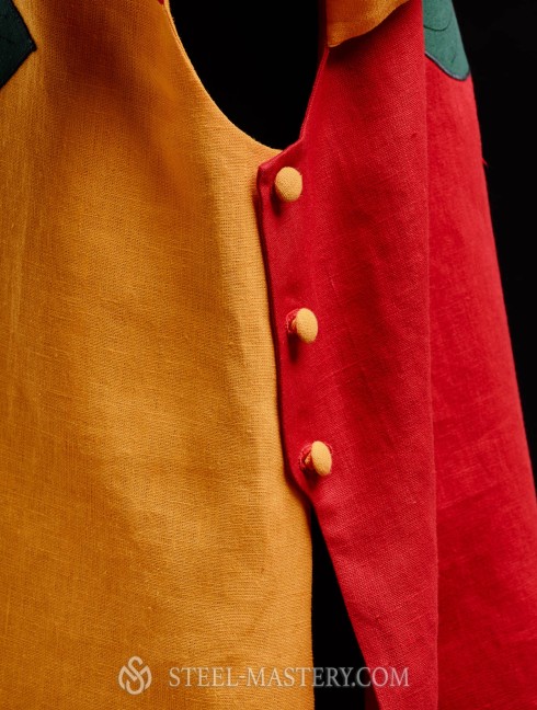 Half-colored tabard with green leaves Vêtements médiévaux