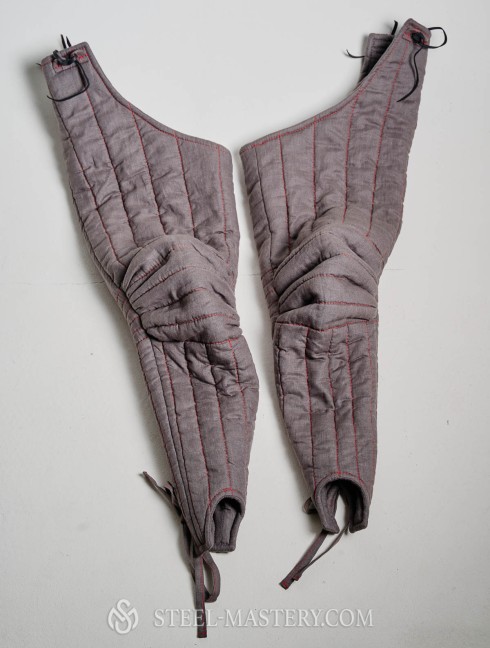 Padded chausses with a kneecap Gepolsterte beinlinge