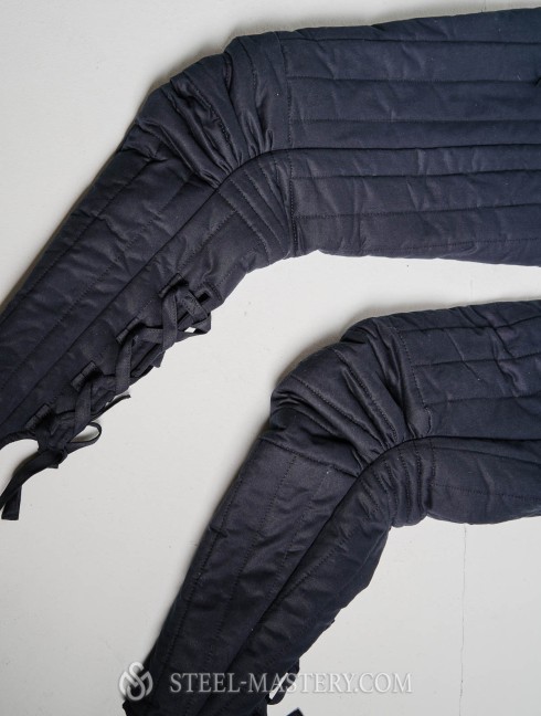 Padded chausses with a kneecap Protezioni per gambe imbottite