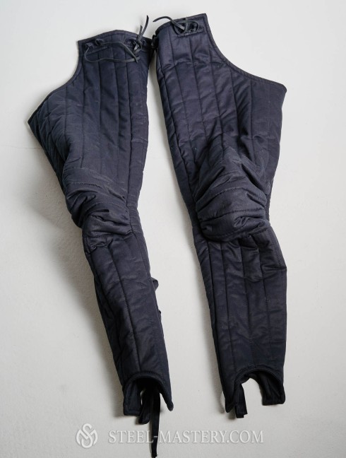 Padded chausses with a kneecap Padded chausses