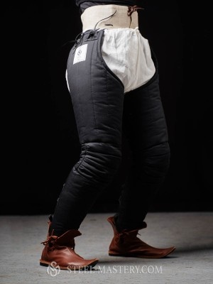 Padded chausses with a kneecap