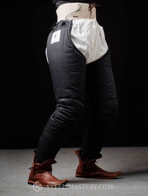 Padded chausses with a kneecap Protezioni per gambe imbottite