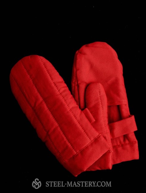 Padded mittens in red color 