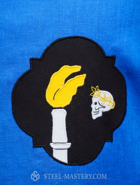 Knight tabard with owl and a skull  Categorías antiguas