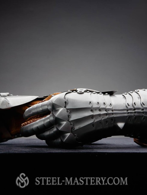 Finger steel gauntlets 