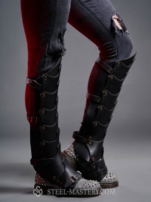 Leather greaves in Dragon style Categorías antiguas