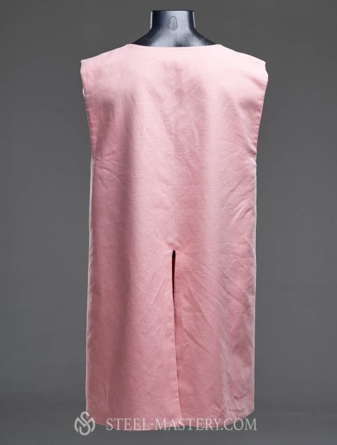 Knight linen tabard  with an crown, creas and red heart.  Categorías antiguas