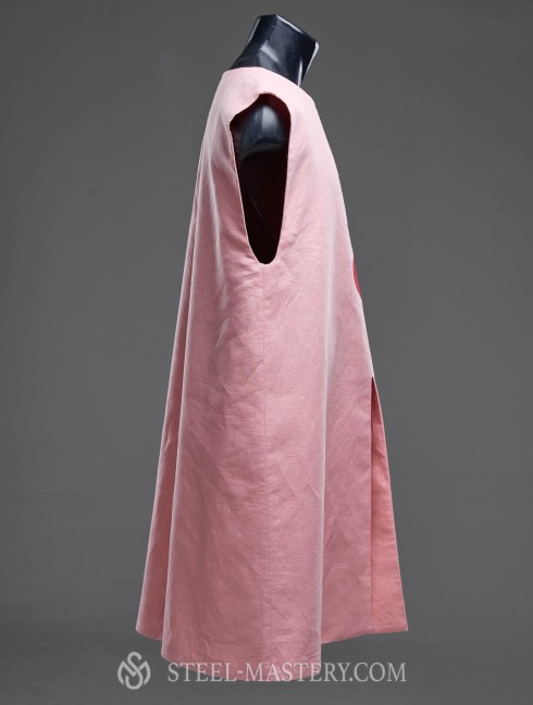 Knight linen tabard  with an crown, creas and red heart.  Categorías antiguas