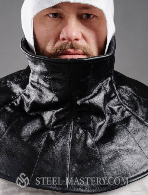 Leather padded aventail with back lacing Cuffie e ventagli