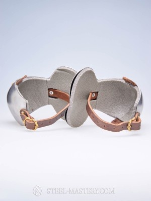 Steel elbow caps with additional shock absorbing layer  Versandfertig