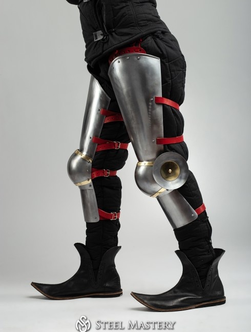 Full plate legs of the XIV-XV centuries, a part of Churburg style armor Armure de plaques