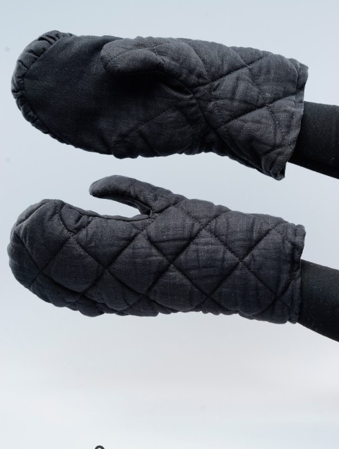 Padded black linen mittens  Armadura acolchada preparada