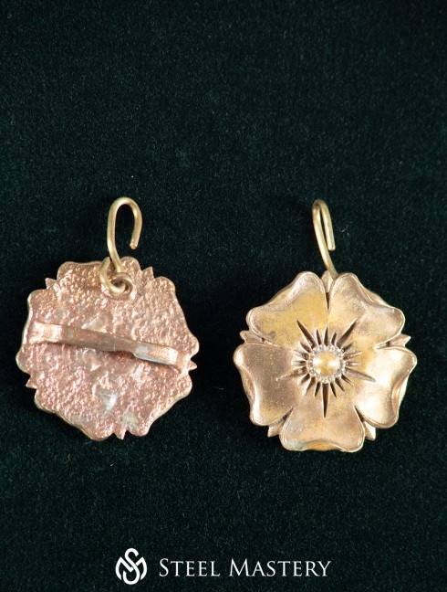 Twin mantle clasp in the form of roses 1380-1800 Alte Kategorien