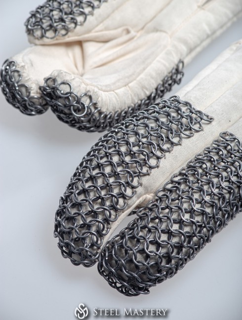 Padded gauntlets with chain mail protection in stock  Alte Kategorien