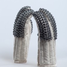 Padded gauntlets with chain mail protection in stock  image-1