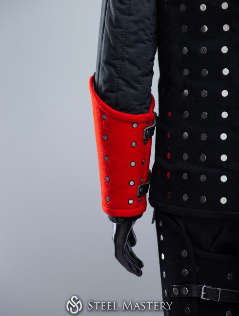 RED WOOLEN MEDIEVAL BRACERS M SIZE IN STOCK Listo para enviar