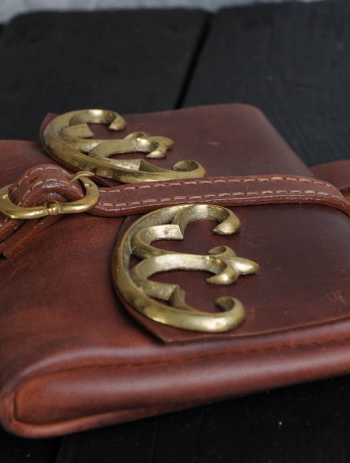 Leather bag with cast mounts Borse