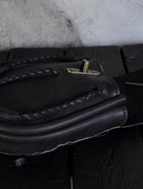 Leather bag with metal nail clasp Sacs