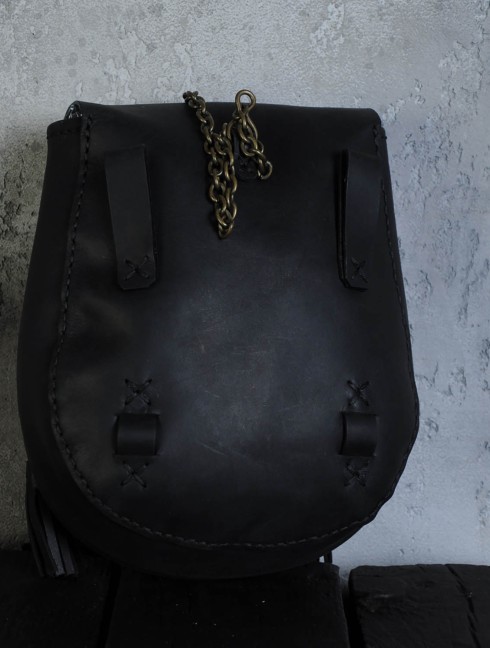 Leather bag with metal nail clasp Sacs