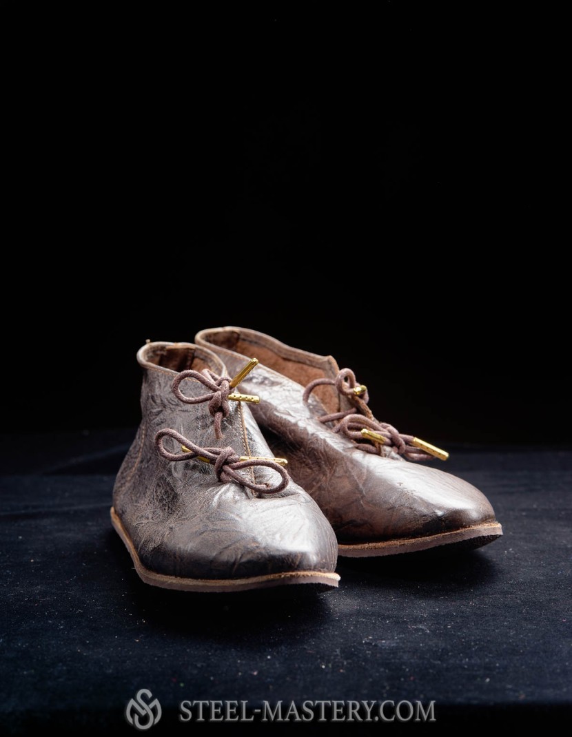 Poulaine (women) with lacing, 14th century photo made by Steel-mastery.com