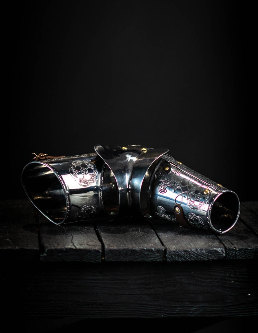 Knightly arms plate, part of full plate armor (garniture) of George Clifford, end of the XVI century photo made by Steel-mastery.com
