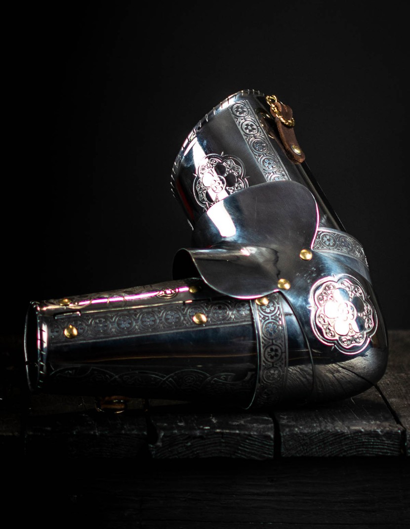 Knightly arms plate, part of full plate armor (garniture) of George Clifford, end of the XVI century photo made by Steel-mastery.com