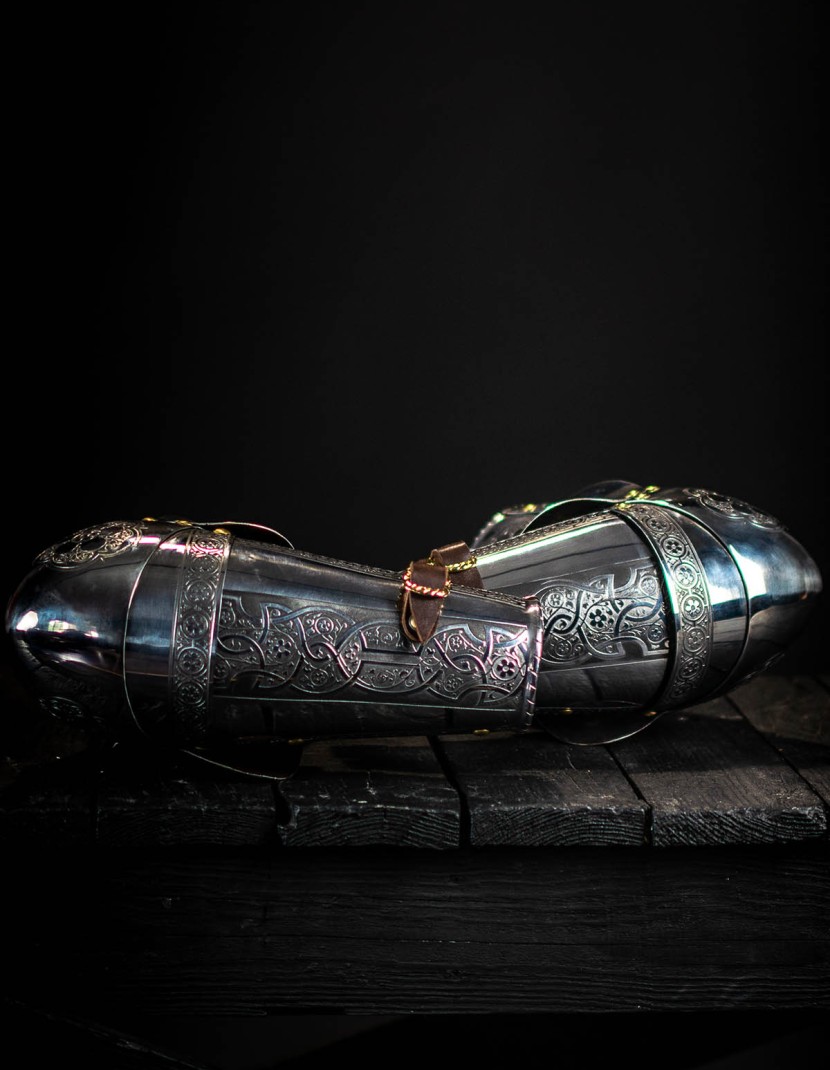 Knightly arms plate, part of full plate armor (garniture) of George Clifford, end of the XVI century photo made by Steel-mastery.com